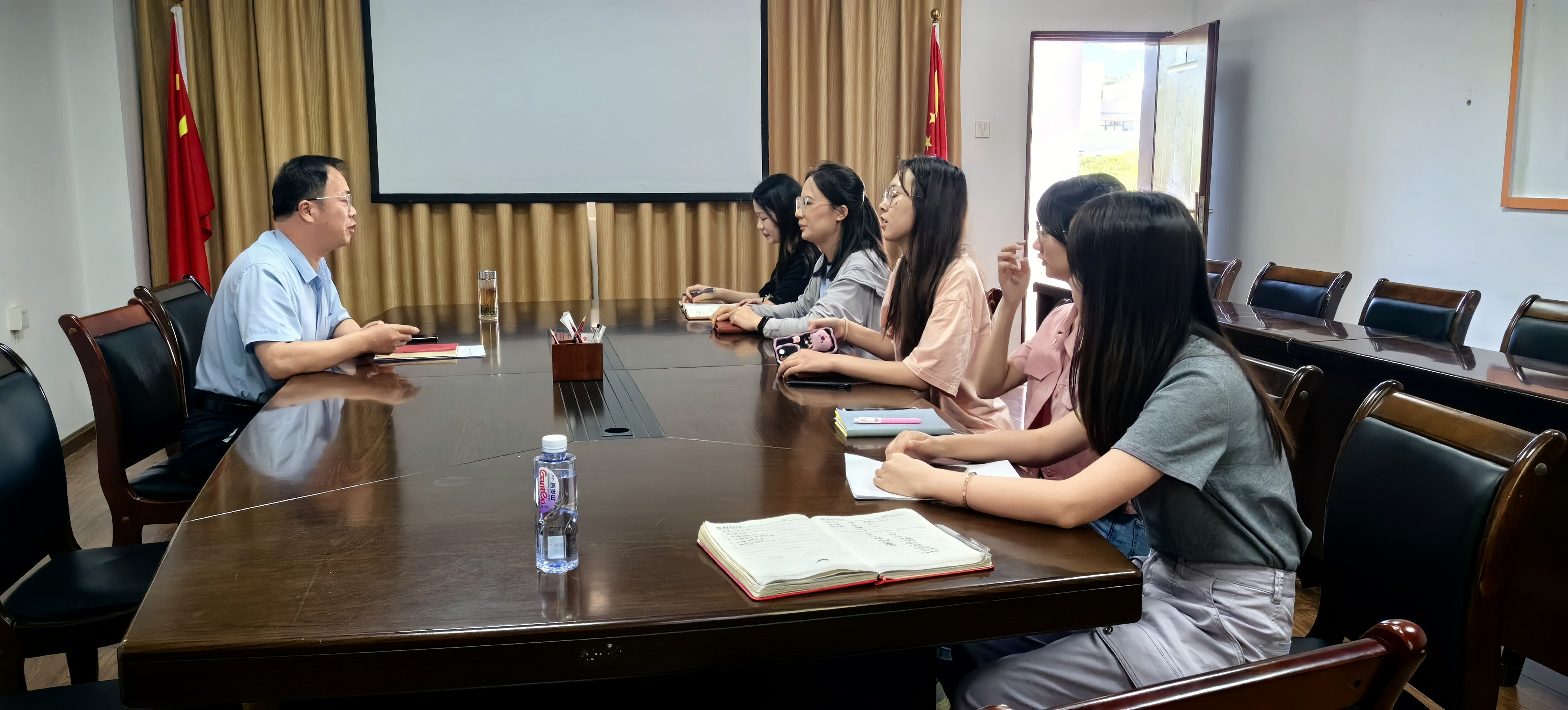 公共管理与法学院召开政工队伍心理专题研讨会.jpg