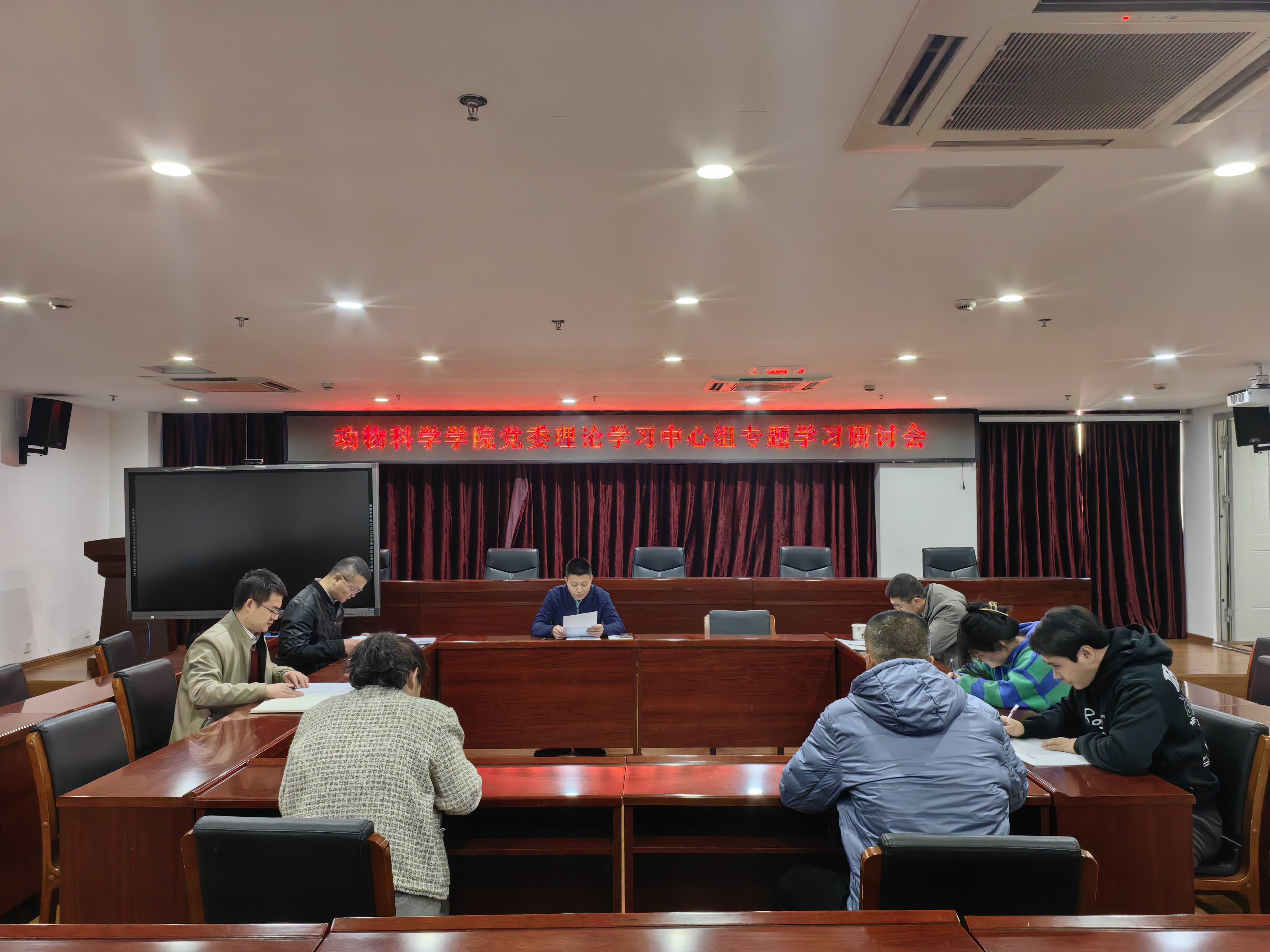 1、会议现场.jpg