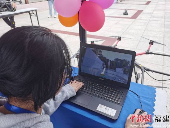 图为同学体验电脑操纵无人机 倪梦娜摄 图为同学体验电脑操纵无人机 倪梦娜摄