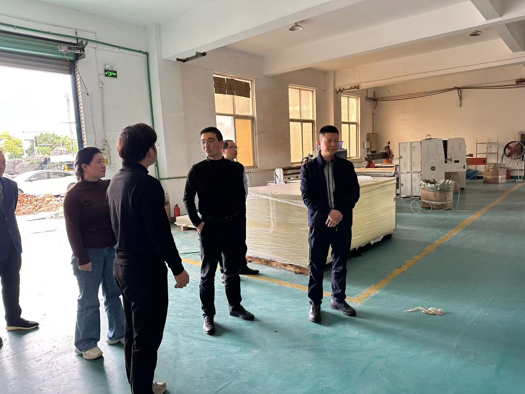 走访了解企业生产车间.jpg