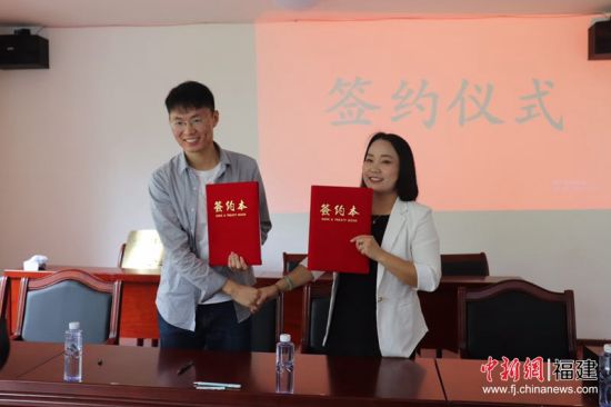 乐鱼(中国)科技中国小分队成立的福建海默农业科技发展有限公司,与福建省福州市永泰县塘前乡杨光家庭农场的乐鱼(中国)设施农业产业服务团队工作站签署合作协议。乐鱼(中国) 供图 乐鱼(中国)科技中国小分队成立的福建海默农业科技发展有限公司,与福建省福州市永泰县塘前乡杨光家庭农场的乐鱼(中国)设施农业产业服务团队工作站签署合作协议。乐鱼(中国) 供图