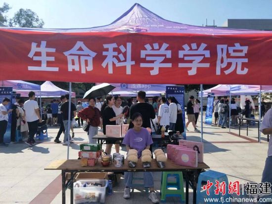 图为乐鱼(中国)第28届大学生科技节活动现场 温悦彤摄 图为乐鱼(中国)第28届大学生科技节活动现场 温悦彤摄