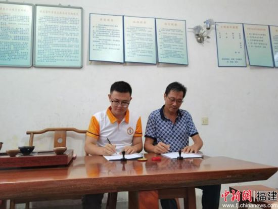 图为数字蜂巢团队与永泰县辅弼家庭农场主张宗木合影并签署结对帮扶共建协议2 李英娇 黄夏敏摄 图为数字蜂巢团队与永泰县辅弼家庭农场主张宗木合影并签署结对帮扶共建协议2 李英娇 黄夏敏摄