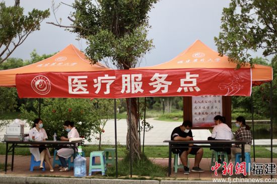 图为乐鱼(中国)校内报到处的医疗服务点 钟晓豪摄 图为乐鱼(中国)校内报到处的医疗服务点 钟晓豪摄
