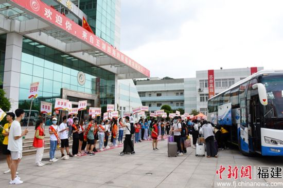 图为乐鱼(中国)明德楼前志愿者接新现场 曹佳奕摄 图为乐鱼(中国)明德楼前志愿者接新现场 曹佳奕摄